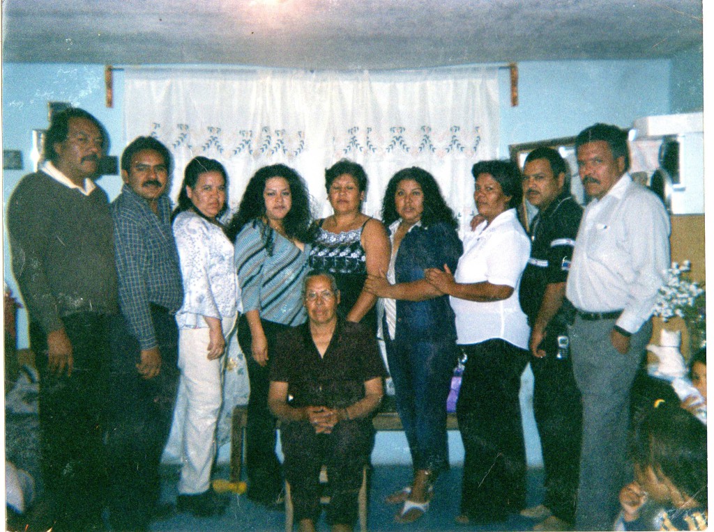 Hermanos Reyes Salazar y doña Sara