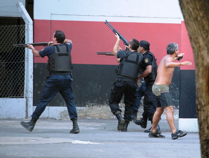 El clásico entre Rosario Central y Newell's Old Boys, pautado para hoy en el Gigante de Arroyito, fue suspendido por decisión del Ministerio de Seguridad de Santa Fe luego de un enfrentamiento entre la policía e hinchas "Leprosos" que dejó a un agente gravemente herido. Foto: Gentileza La Capital de Rosario/Télam/jcp