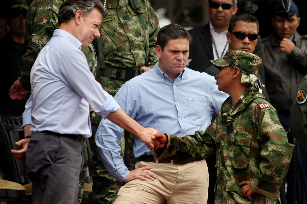 SANTOS RECIBE PERSONALMENTE A TREINTA GUERRILLEROS DEL ELN DESMOVILIZADOS