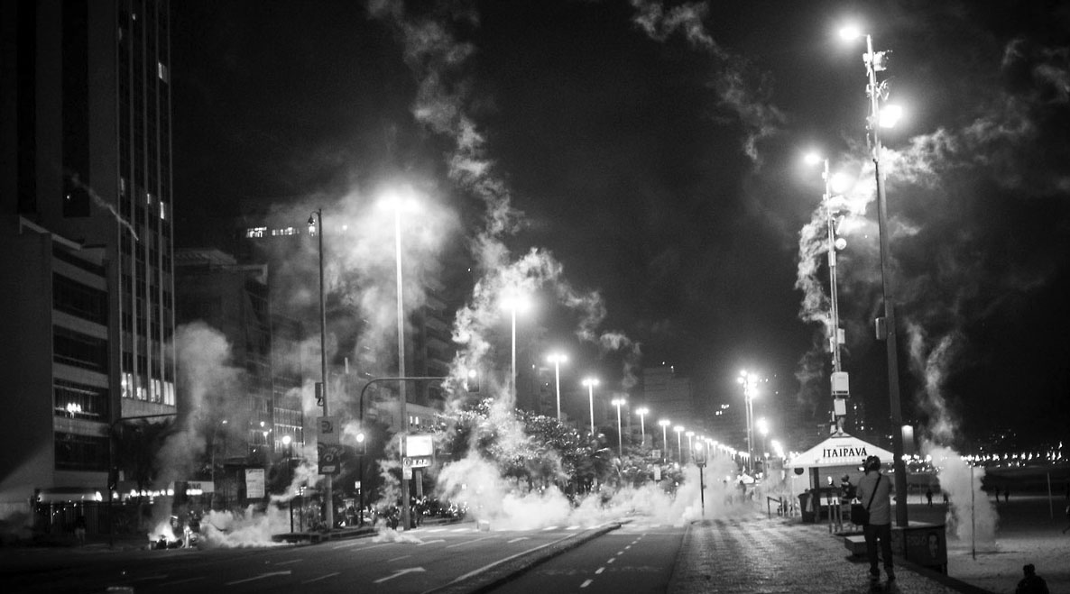 Represión con gases en Brasil