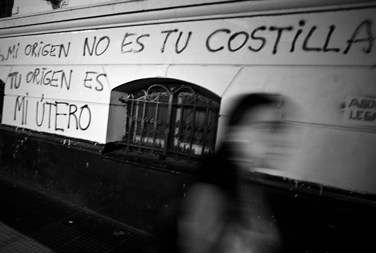 Capital Federal.Viernes 1 de Noviembre. Miles de personas y organizaciones sociales se congregaron en el congreso de la nacion y marcharon a la plaza de Mayo para pedir que se trate en el congreso la "ley de interrupción voluntaria del embarazo".