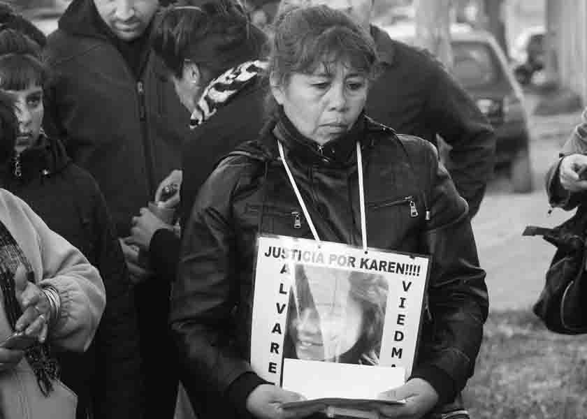 Viedma. 27-10-16. A dos años del asesinato de la joven de 14 años Karen Alvarez, un centenar de personas participaron de un emotivo acto para recordar su desaparicion tragica en las inmediaciones de la terminal de omnibus de Viedma. La causa esta caratulada como homicidio agravado por abuso sexual con acceso carnal y hay dos imputados: Carlos Mobilio de 23 años y Guillermo Jofre. El 21 de noviembre comenzara el juicio oral y publico. Foto: Pablo Leguizamon