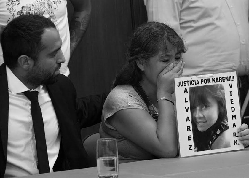 Viedma. 09/02/2017. Sentencia por el femicidio de Karen Alvarez. Carlos Mobilio y Guillermo Jofré fueron condenados a prisión perpetua por ser los responsables del asesinato de la joven ocurrido a fines de octubre de 2014 en la capital rionegrina.La sentencia fue firmada por los jueces Guillermo Bustamante, Ariel Gallinger y Marcelo Chironi, ausente durante la lectura.Hubo incidentes entre familiares de los condenados y de la víctima.Foto: Pablo Leguizamon