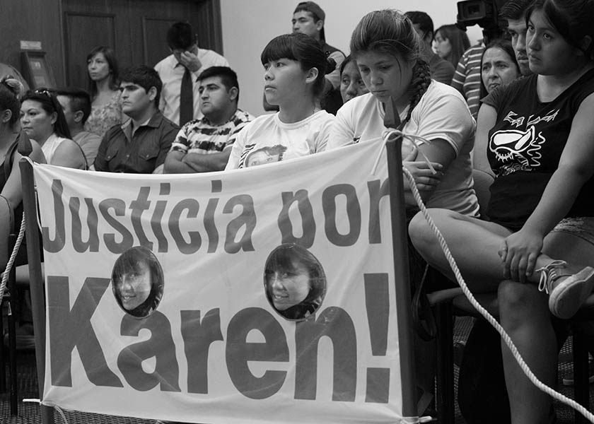 Viedma. 09/02/2017. Sentencia por el femicidio de Karen Alvarez. Carlos Mobilio y Guillermo Jofré fueron condenados a prisión perpetua por ser los responsables del asesinato de la joven ocurrido a fines de octubre de 2014 en la capital rionegrina. La sentencia fue firmada por los jueces Guillermo Bustamante, Ariel Gallinger y Marcelo Chironi, ausente durante la lectura. Hubo incidentes entre familiares de los condenados y de la víctima. Foto: Pablo Leguizamon