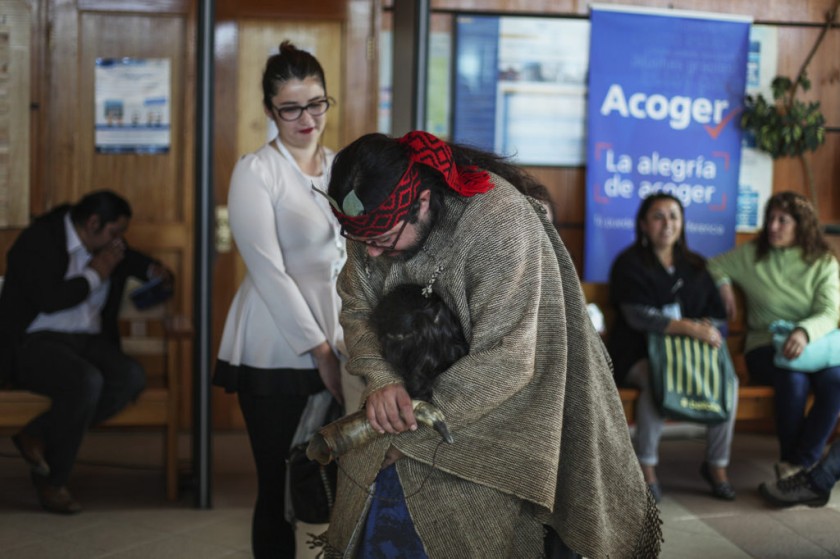 Ruben Collio abraza a uno de sus hijos despues de ser notificado de que la investigacion del asesinato de Macarena sigue en curso, tribunal de Panguipulli.©Ruta35r/Cristobal Saavedra