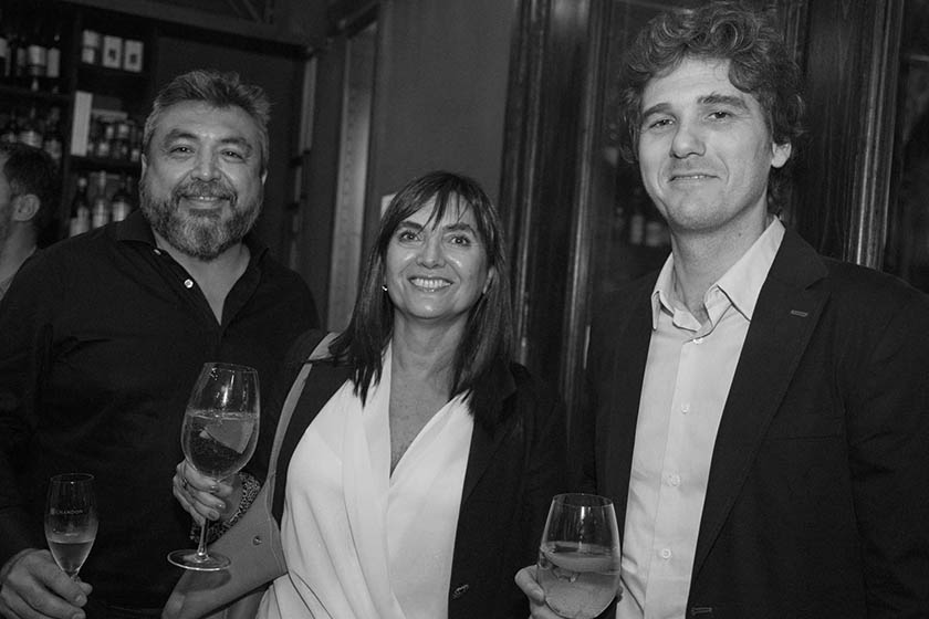 Cristian Alarcón, Nancy Monzón (vicepresidenta del Instituto IJóvenes) y Juan Boido (director editorial de Random House Mondadori). 