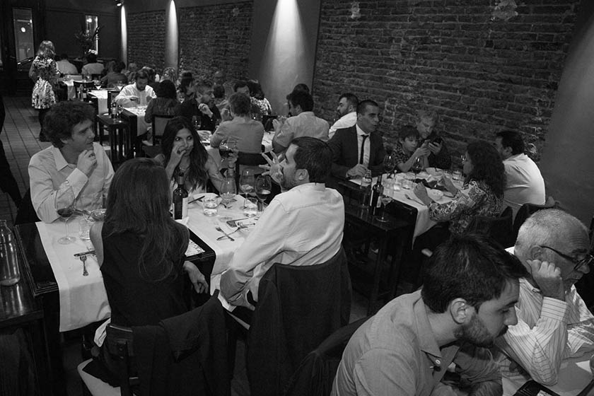 Funcionarios, periodistas, académicos y legisladores disfrutan de la Cena Anual de Cosecha Roja.