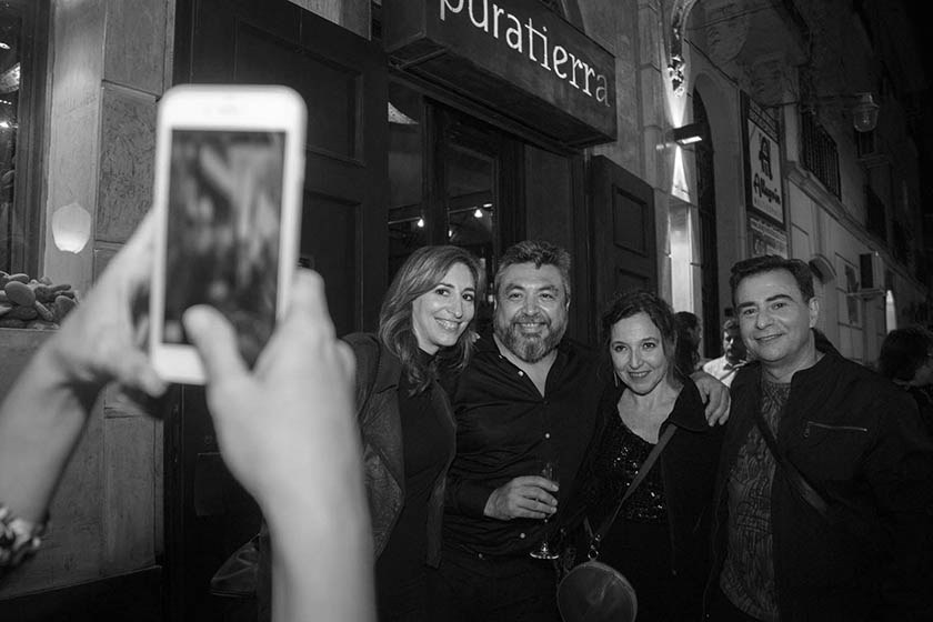 Gisela Busaniche, Cristian Alarcón, Eleonor Faur y Reynaldo Sietecase en la puerta de Pura Tierra.