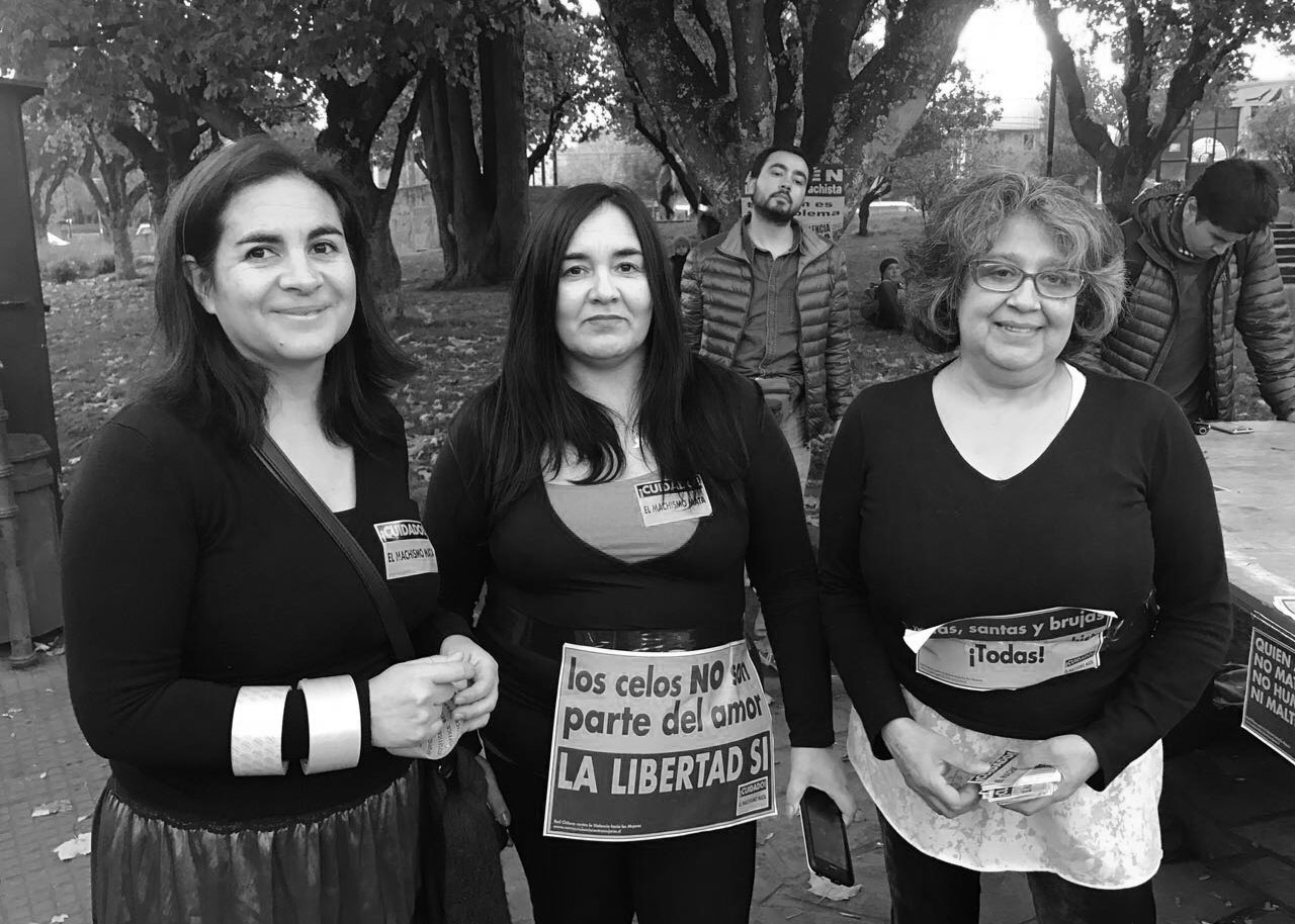 Las líderes del movimiento de mujeres acompañan a Nabila.