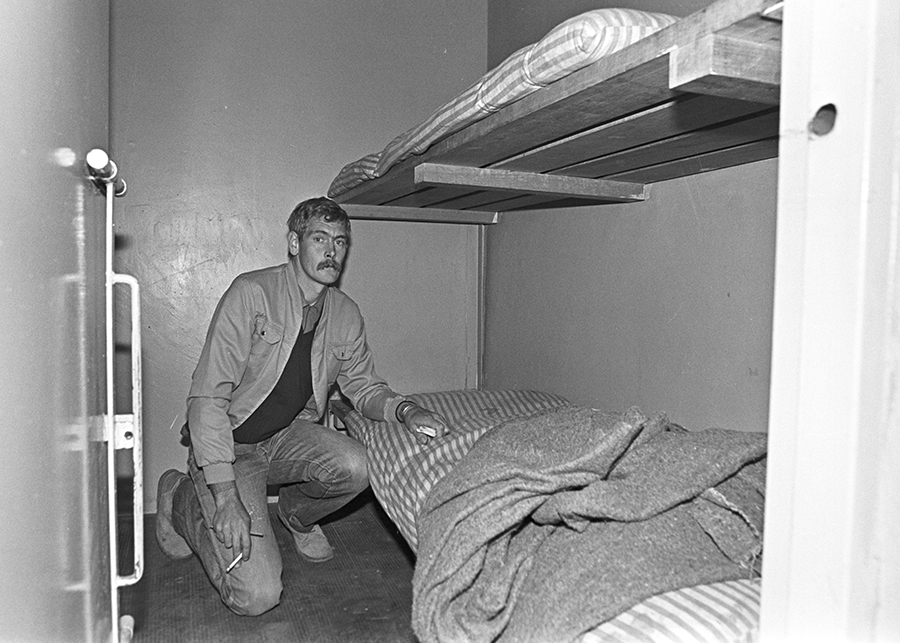 Descripcion: Fotografia tomada durante la inspeccion ocular realizada por el equipo de investigacion de la Comision Nacional sobre la Desaparicion de Personas, CONADEP, y sobrevivientes en el ex Centro Clandestino de Detencion, Tortura y Exterminio Pozo de Quilmes, a partir de las denuncias recibidas. Fecha del registro: Mayo de 1984. Lugar del registro: Provincia de Buenos Aires. Quilmes. Codigo de registro: 01CNDP_t08 Desglose del codigo: Subfondo Fotografico Institucional SDH-ANM_Coleccion CONADEP_Enrique Shore_periodo 1983 – 1989. Nombre del productor: Comision Nacional sobre Desaparicion de Personas, CONADEP. Nombre del autor: Enrique Shore. Condiciones de acceso: Sin restricciones. Condiciones de reproduccion: Previa autorizacion del ARCHIVO NACIONAL DE LA MEMORIA. Notas complementarias: - Titulo atribuido por el autor: Pozo de Quilmes. - Otras denominaciones utilizadas: Chupadero Malvinas / Omega. - Localizacion del negativo original: En el anexo de la Dirección Nacional de Fondos Documentales, ANM.