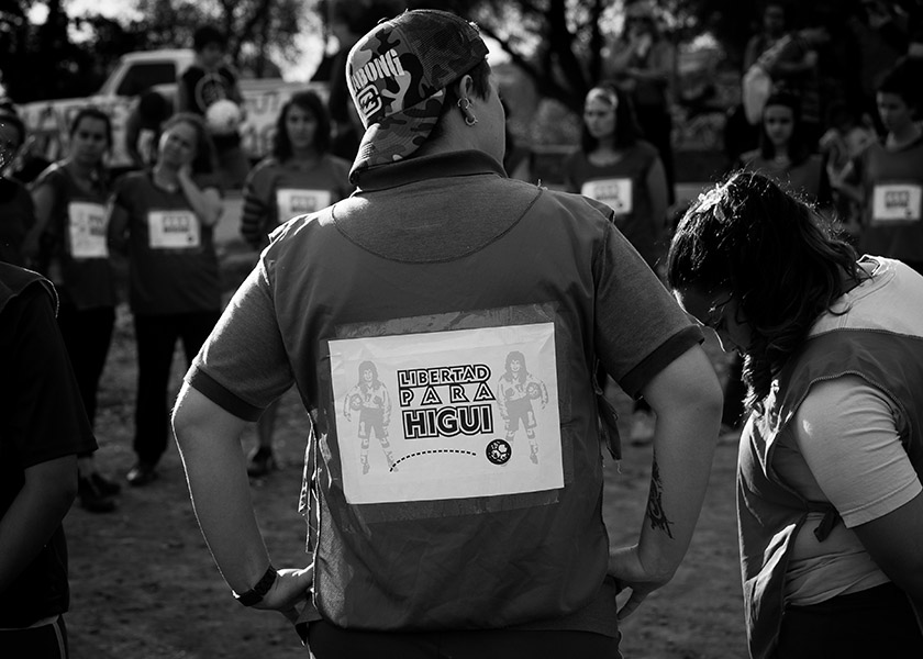 Viedma.13-05-17. La colectivx LGBTIQ de Viedma y Patagones y las Mujeres Organizadas de la Comarca convocaron a un partido de fútbol, en la Costanera Norte de Viedma, para pedir la liberacion de Eva Analía “Higui” De Jesús, mujer lesbiana de Bella Vista que está presa desde octubre por defenderse del ataque de una patota de diez varones. Foto: Pablo Leguizamon