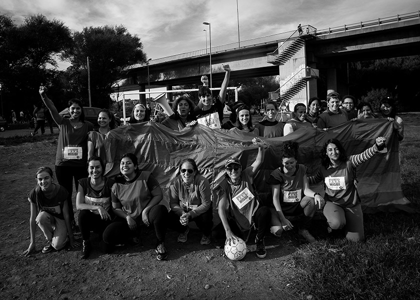 Viedma.13-05-17. La colectivx LGBTIQ de Viedma y Patagones y las Mujeres Organizadas de la Comarca convocaron a un partido de fútbol, en la Costanera Norte de Viedma, para pedir la liberacion de Eva Analía “Higui” De Jesús, mujer lesbiana de Bella Vista que está presa desde octubre por defenderse del ataque de una patota de diez varones. Foto: Pablo Leguizamon