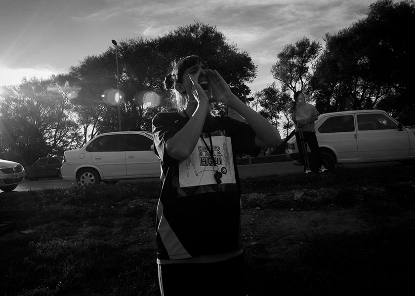 Viedma.13-05-17. La colectivx LGBTIQ de Viedma y Patagones y las Mujeres Organizadas de la Comarca convocaron a un partido de fútbol, en la Costanera Norte de Viedma, para pedir la liberacion de Eva Analía “Higui” De Jesús, mujer lesbiana de Bella Vista que está presa desde octubre por defenderse del ataque de una patota de diez varones. Foto: Pablo Leguizamon