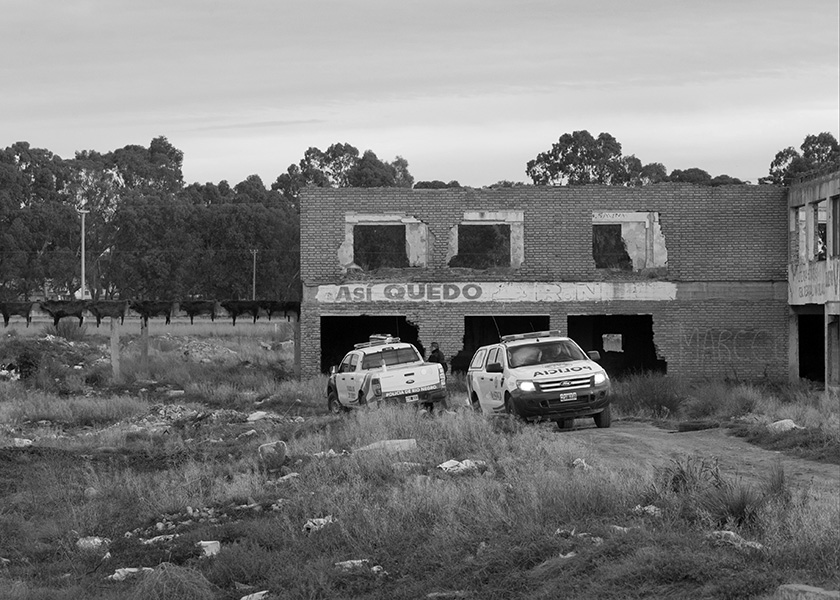 Viedma. 28-07-17. Rastrillaje policial a la vera de la ruta nacional N°3 y su intersección con la provincial N°1, en donde se encuentra un hotel abandonado, para dar con el paradero de Silvia Vazquez Colque. Foto: Pablo Leguizamon