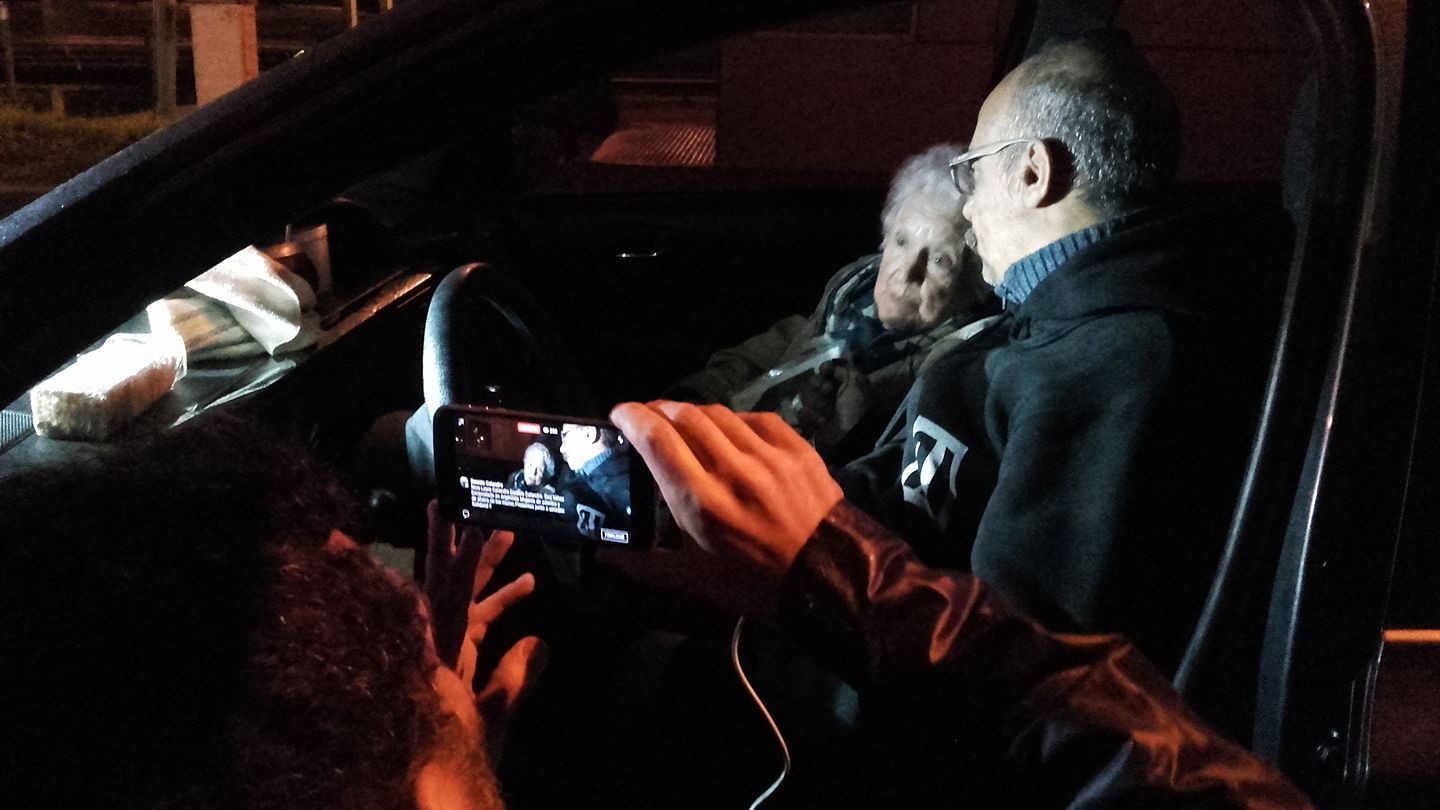 Cientos de militantes esperaron a que los detenidos fueran liberados. Entre ellos estaba Nora Cortiñas. Esta foto se la sacaron a las 2 AM. Norita Cortinas. 2 am en Lugano esperando que larguen a todos los presos. "Imagínate... a la mayoria habrá venido la familia a buscarlo", le dijo a la mujer que subió la imagen a las redes sociales. "Pero si alguno sale y está solo tenemos que ver a la casa de qué compañero se puede ir, porque mira si está sin llaves, sin documentos... Yo me quiero quedar hasta que salgan para saber que todos van a dormir en una cama después de todo esto".