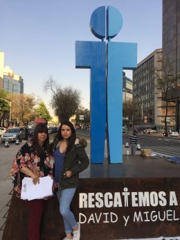 Deborah Ramírez y su mamá, Lourdes González, frente al memorial que instalaron en Reforma. Foto: Claudia Altamirano.