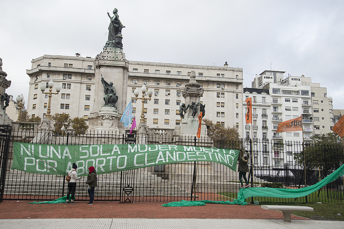 Vigilia de mujeres durante el tratamiento del proyecto para legalización del aborto en la Cámara de Diputados de la Nación.13 y 14 de junio de 2018. Foto: Paola Olari Ugrotte.-