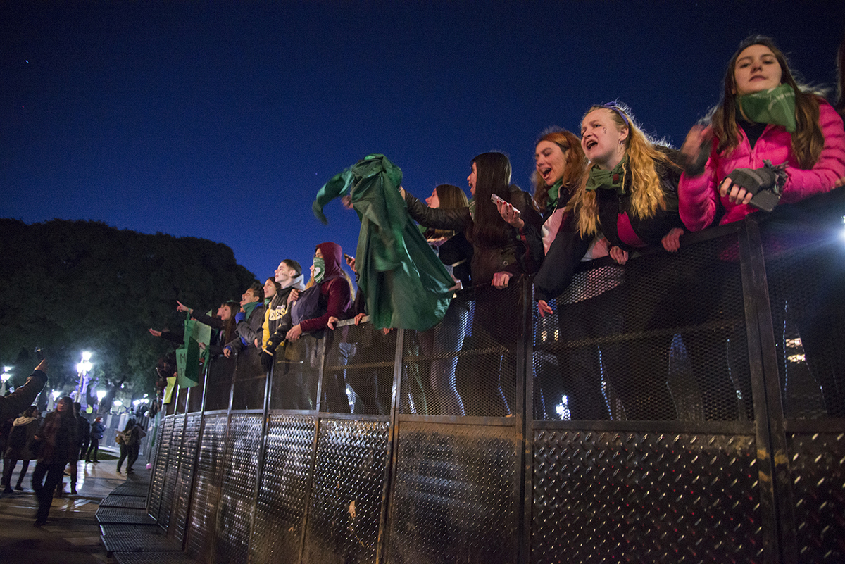 Vigilia de mujeres durante el tratamiento del proyecto para legalización del aborto en la Cámara de Diputados de la Nación.13 y 14 de junio de 2018. Foto: Paola Olari Ugrotte.-