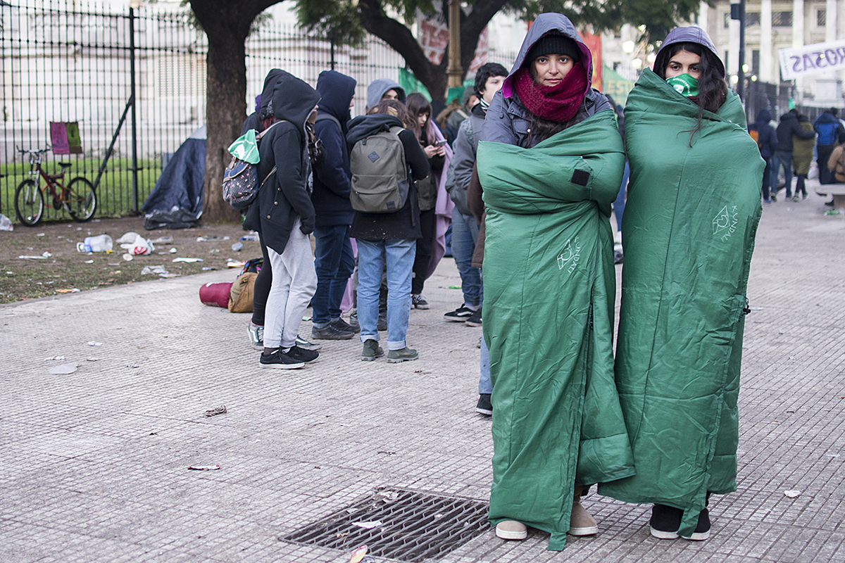 Vigilia de mujeres durante el tratamiento del proyecto para legalización del aborto en la Cámara de Diputados de la Nación.13 y 14 de junio de 2018. Foto: Paola Olari Ugrotte.-