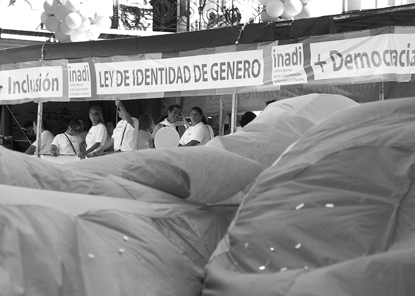 Télam Buenos Aires 09/12/2012 Representantes de la comunidad gay, presentes en la plaza de mayo en el Dia de la Democracia y los Derchos Humanos, muestran carteles de la Ley de Identidad de Genero. Foto: José Romero/Télam/cf