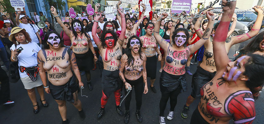 LIMA 25 NOVIEMBRE 2015. EL COLECTIVO MARIPOSAS EN LA LUCHA ORGANIZA UNA MARCHA POR EL DIA DE LA NO VIOLENCIA CONTRA LA MUJER, DENOMINADA "MUJERES LIBRES POR UNA VIDA SIN VIOLENCIA". UN GRAN GRUPO DE MUJERES SE DESNUDO EN UN PERFORMANCE QUE INDICABA DIVERSOS ATAQUES QUE SUFREN LAS MUJERES. ASI MISMO SE DIO EN EL MARCO DEL ARCHIVAMIENTO DE LA LEY DEL ABORTO POR VIOLACION VISTA EN EL CONGRESO.LA MARCHA SE REALIZO EN LA AV. ABANCAY E INTENTARON LLEGAR A EL CONGRESO DE LA REPUBLICA. FOTOS: MIGUEL BELLIDO/EL COMERCIO