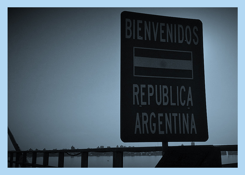 De Venezuela a Argentina, con un juguete en la mano