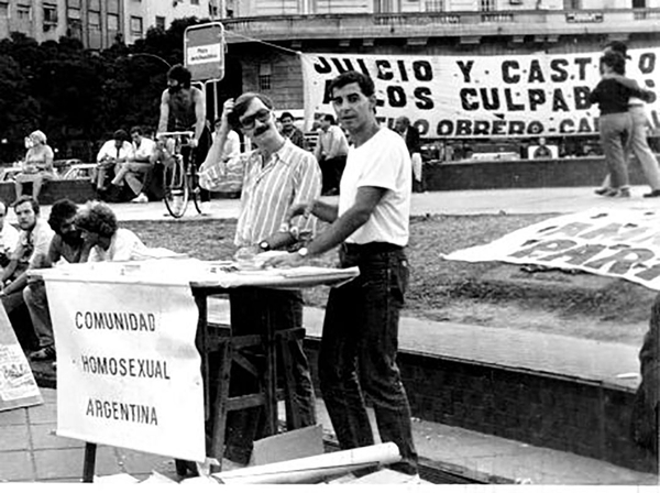 21 de Marzo de 1986. Mesa de la CHA en las Jornadas de las Madres de la Plaza de Mayo previas a la conmemoración por los 10 años del golpe militar. Carlos y César Cigliutti.