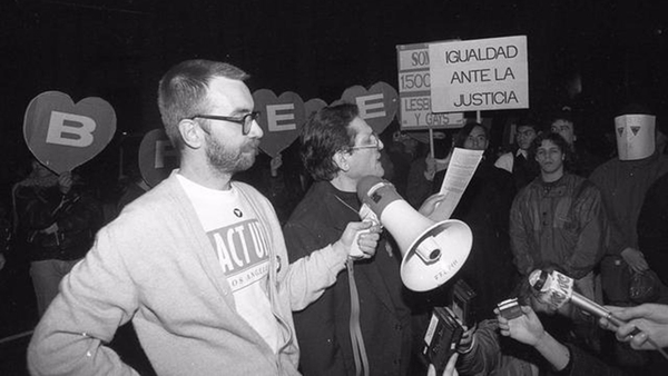 La marcha de los corazones. II Marcha del Orgullo Lésbico Gay. 28 de junio de 1993. Repudio a no poder dar la cara. Por esa razón las personas presentes con las máscaras llevan la pancarta del corazón con la inicial de su nombre.