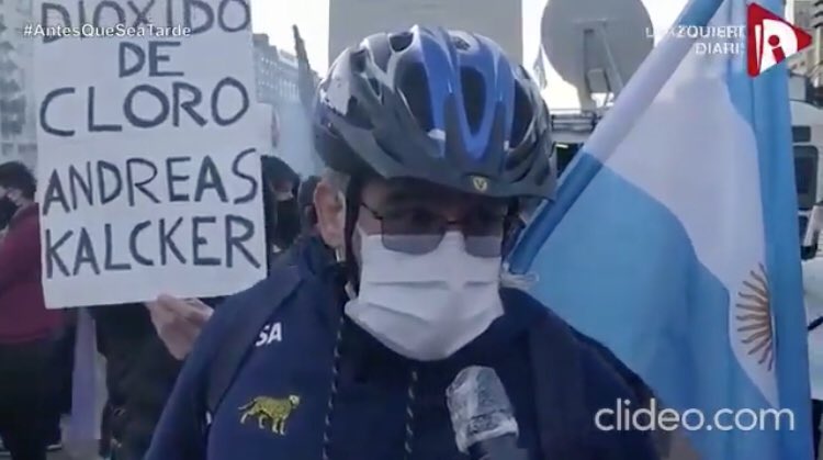 Seguidores de Kalcker en el "banderazo" anticuarentena en el Obelisco.