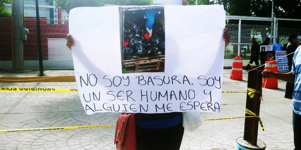 Familiares de personas desaparecidas en todo el país en protesta a las afueras del SEMEFO tras conocerse el escándalo. Imágenes del 21 de septiembre de 2018. Crédito: Dalia Souza