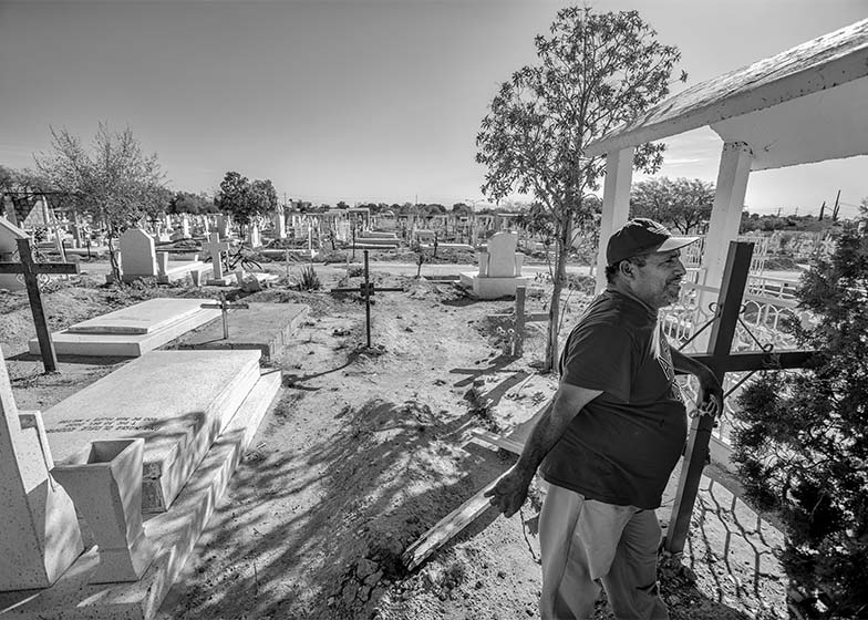 Apolinar Pérez, el único sepulturero del panteón municipal 2 de Torreón, enterró decenas de cuerpos no identificados en la fosa común, en el periodo de más violencia en esa ciudad. Quizá entre ellos, el cuerpo de Cosme Humberto Alarcón.
