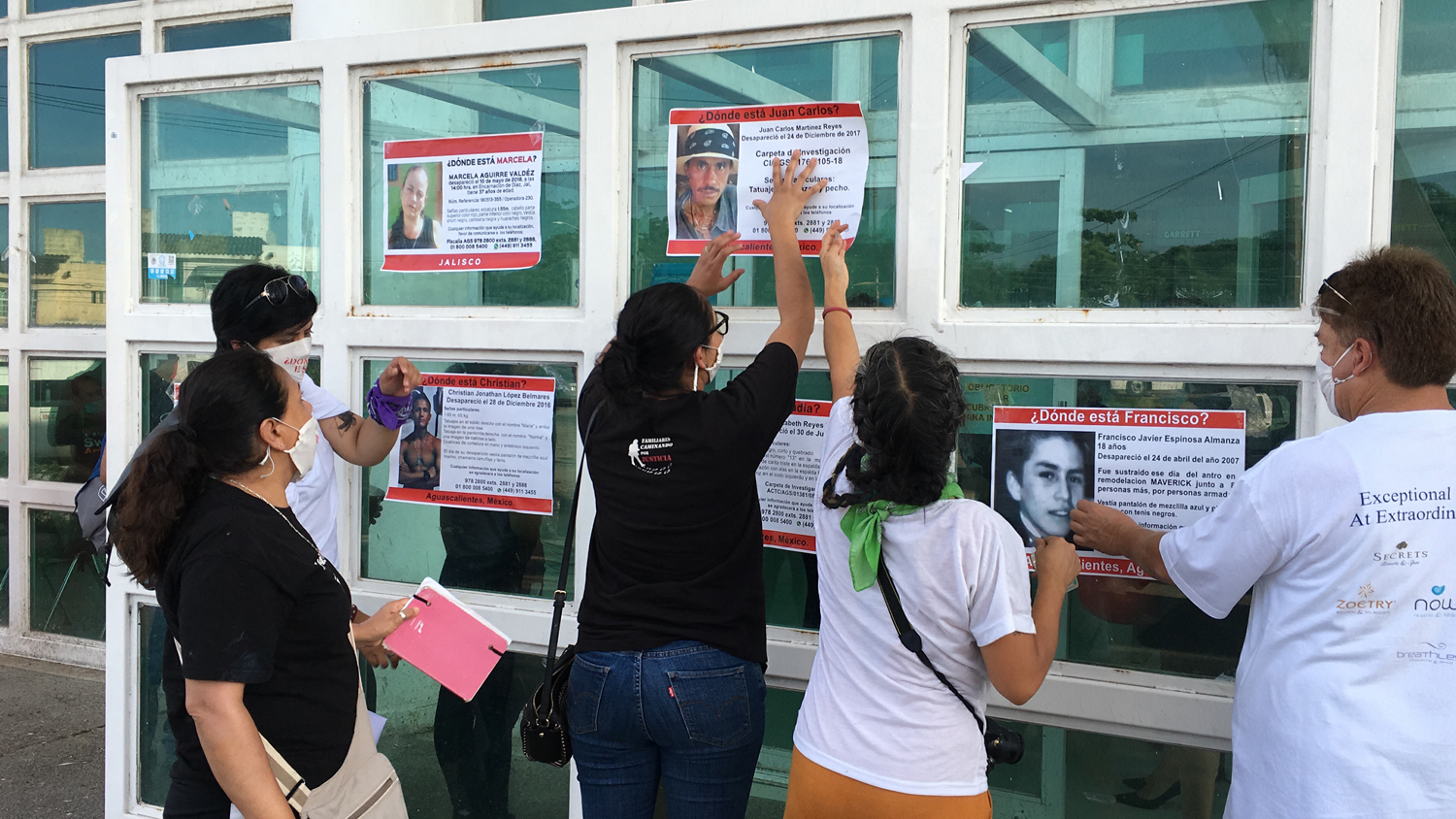 Familiares de víctimas de desaparición colocan carteles de búsqueda en la puerta de la Fiscalía Regional de Justicia Zona Costa de Puerto Vallarta, Jalisco. Crédito: Mónica Cerbón