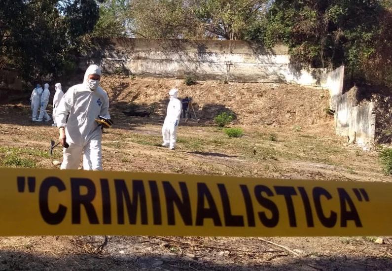 Peritos de la Fiscalía de Morelos realizan trabajos de investigación en un lugar de intervención o escena del crimen. Crédito: Fiscalía General de Justicia de Morelos.