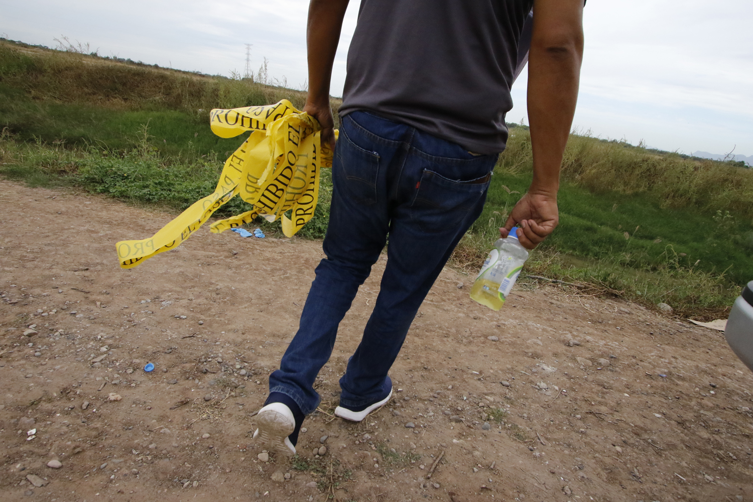  Los empleados de funerarias se encargan de exhumar cuerpos de fosas clandestinas en el norte de Sinaloa. Crédito: Marcos Vizcarra. 