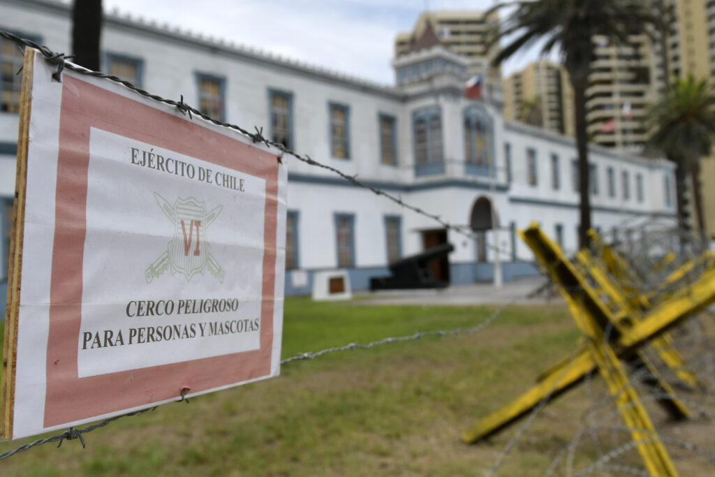 20 de Febrero de 2020 / IQUIQUE Una trinchera instaló personal del Ejército afuera de la Sexta División, recinto que es el cuartel general de la institución en Iquique y que se ubica frente a playa Cavancha. FOTO: CRISTIAN VIVERO BOORNES/AGENCIAUNO