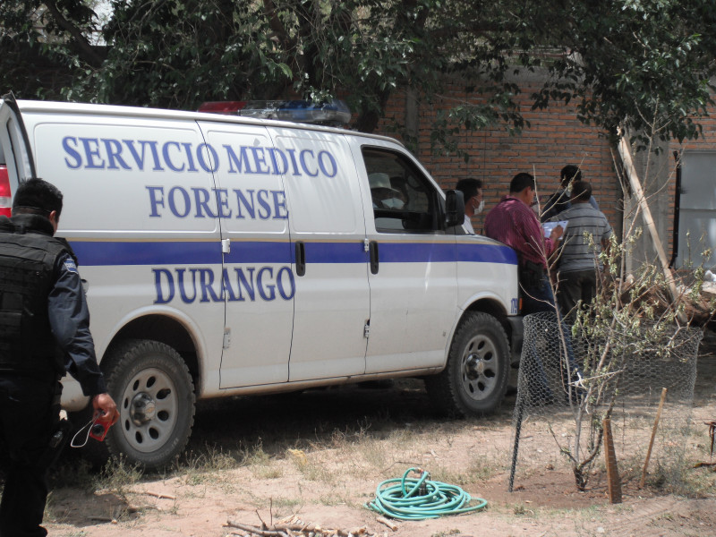 El Servicio Médico Forense de Durango se da a la labor de recoger los cuerpos encontrados en las fosas clandestinas en un predio de la colonia Las Fuentes en el año 2011. Crédito_ Fermín Soto