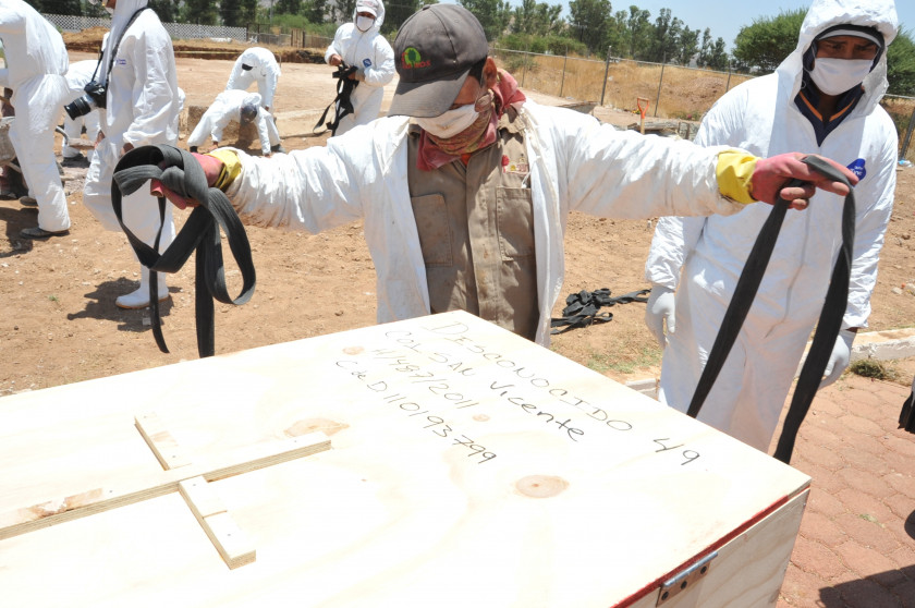 Restos humanos que fueron encontrados en fosas clandestinas son sepultados como personas desconocidas en el panteón valle de los sabinos en Durango. Crédito: Jorge Valenzuela.