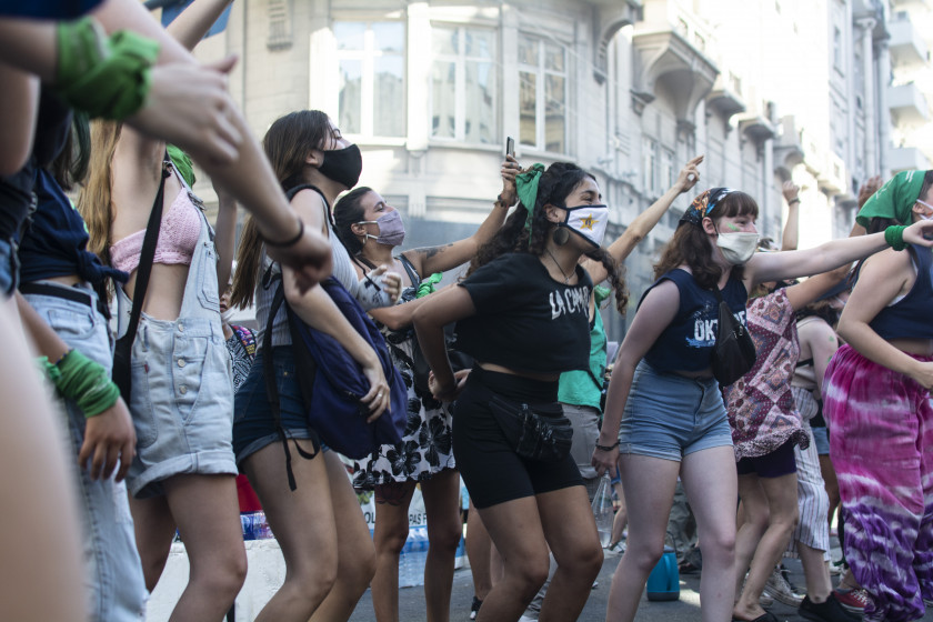 Vigilia feminista durante la sesión en diputadxs por el aborto legal. CABA, 10 de diciembre de 2020. Foto: Paola Olari Ugrotte