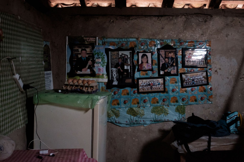 La familia de Manuela la recuerda con este mural donde está colgado un cuadro con su fotografía, acompañado de las fotografías con los principales logros de sus dos hijos, a quienes dejó huérfanos cuando ellos tenían 7 y 9 años. Ambos esperan justicia para Manuela. Foto por Federico Alegría. 