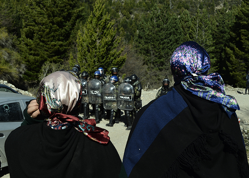 Incomunicados, sin comida ni abrigo: así están los mapuche que resisten en Río Negro