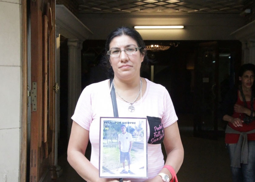 Los policías que mataron a su hijo están libres: ella busca justicia hace 10 años